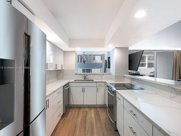 4th image of 2655 Collins Ave APT 408