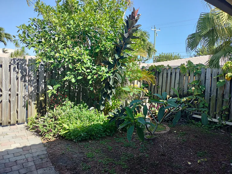 728 NE 13th Ct — Photo 4