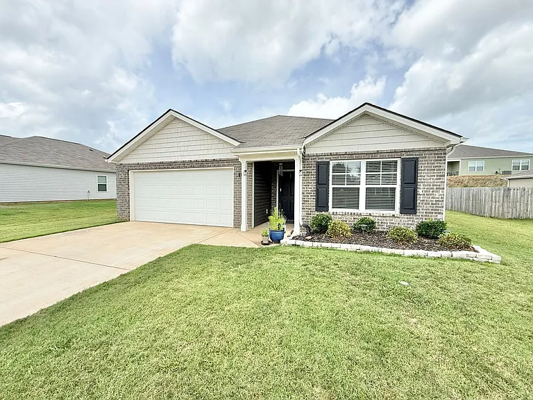 117 Crescent Cir — Photo 1