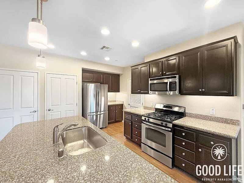2 bed, 2.0 bath, 1161 sqft, $3,300 — Photo 2