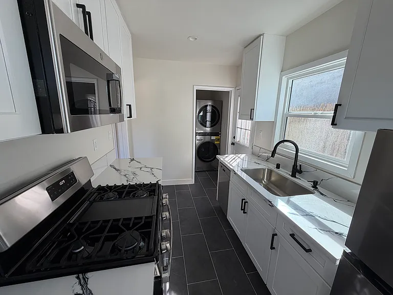 2922 Glenhurst Ave — Photo 6