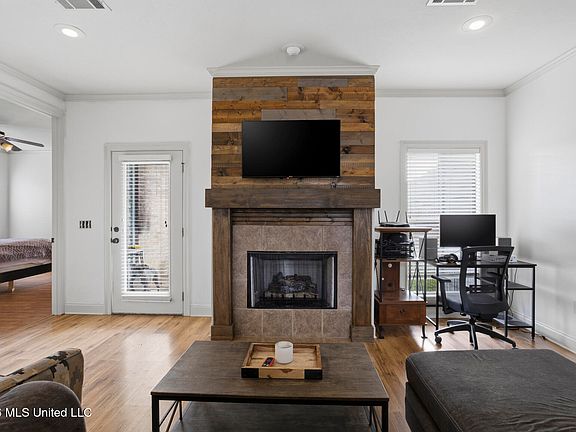 3rd image of 812 Jason Cv