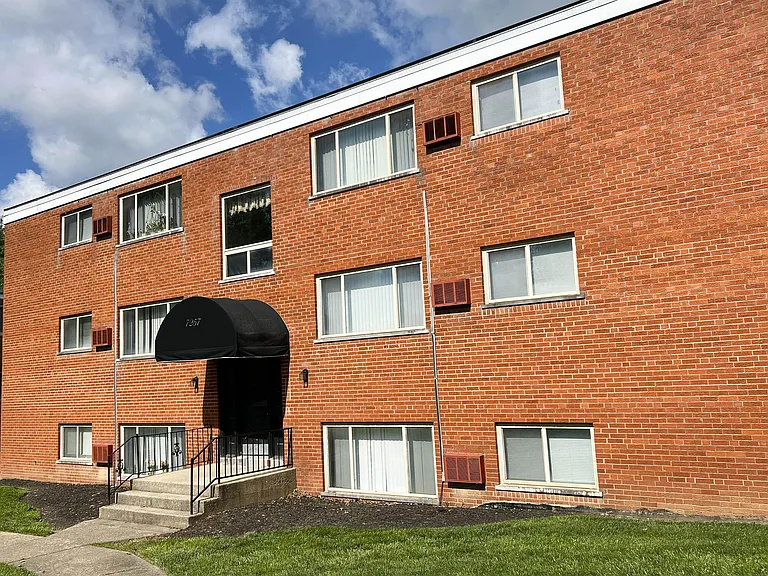 Crown Court Apartments — Photo 12