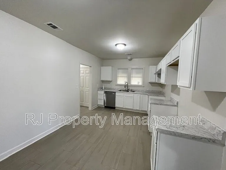 929 Birch St — Photo 5