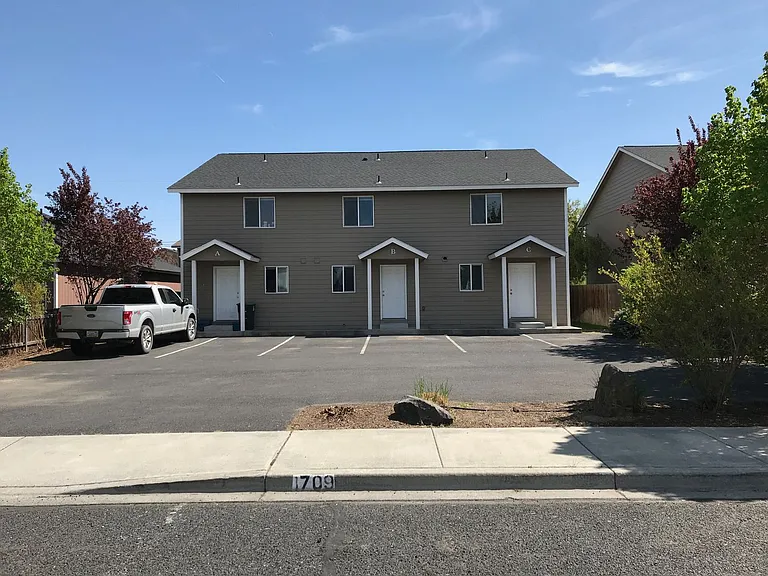 1709 W Fern Dr — Photo 2