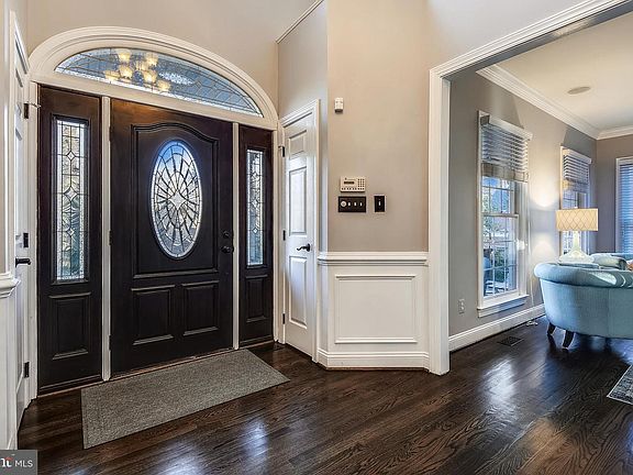 3rd image of 3216 Navy Dr