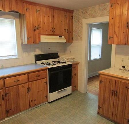 5th image of 40 Lawn Ave #1