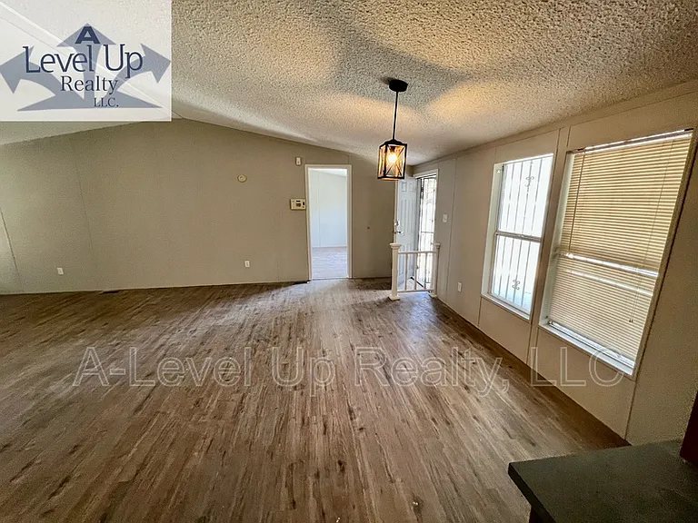 315 W Lee St — Photo 11