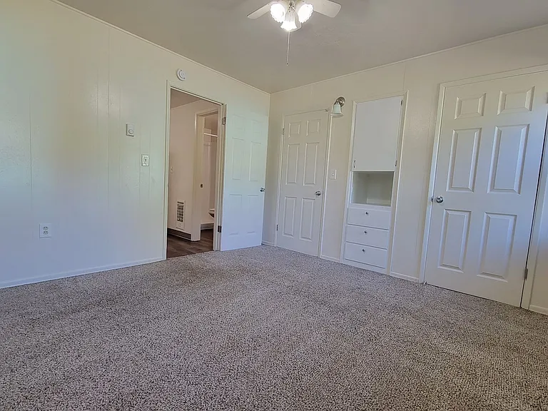 451-Hyacinth Apartments — Photo 4
