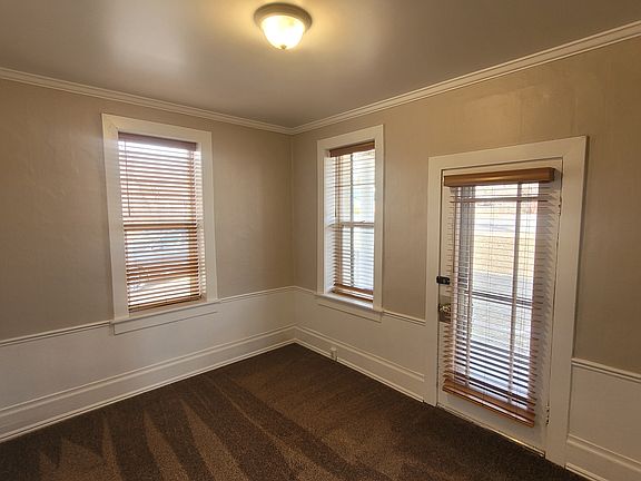 3rd image of 150 E Main St