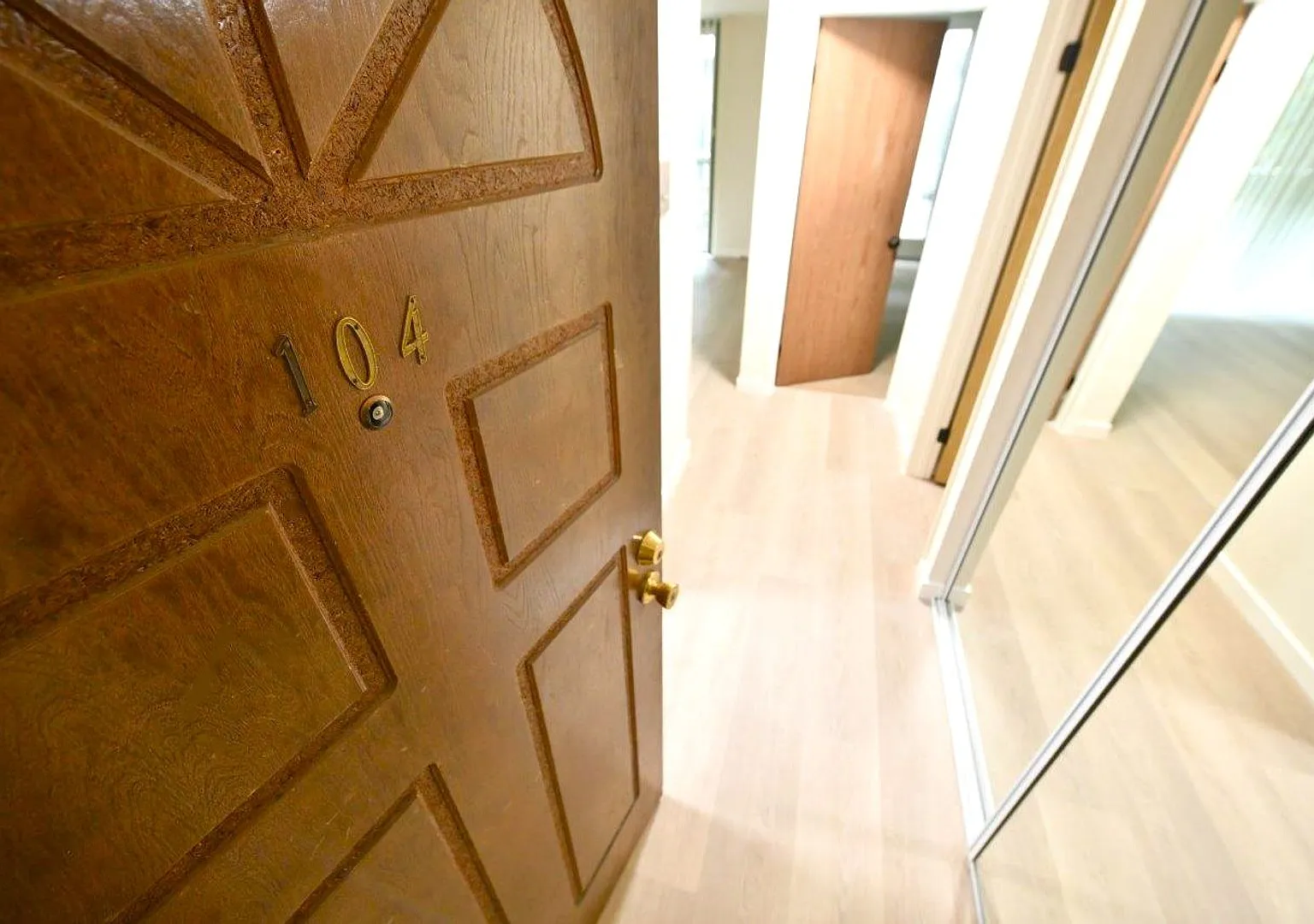 1p042 - Staten Property — Photo 2