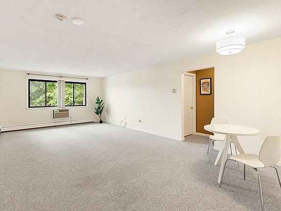 4th image of 5 Hallmark Gdns APT 12