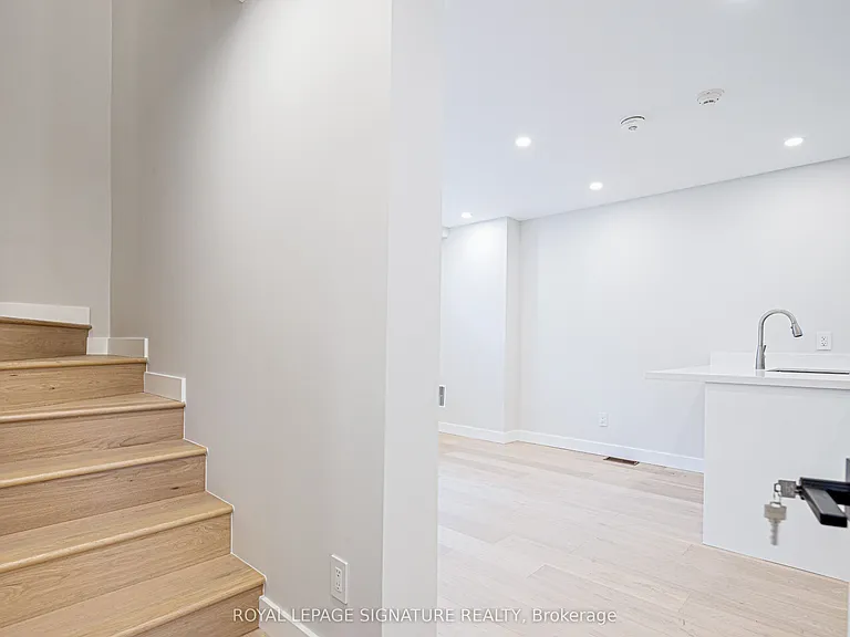 20 Kewbeach Ave #LANEWAY UPPER — Photo 5