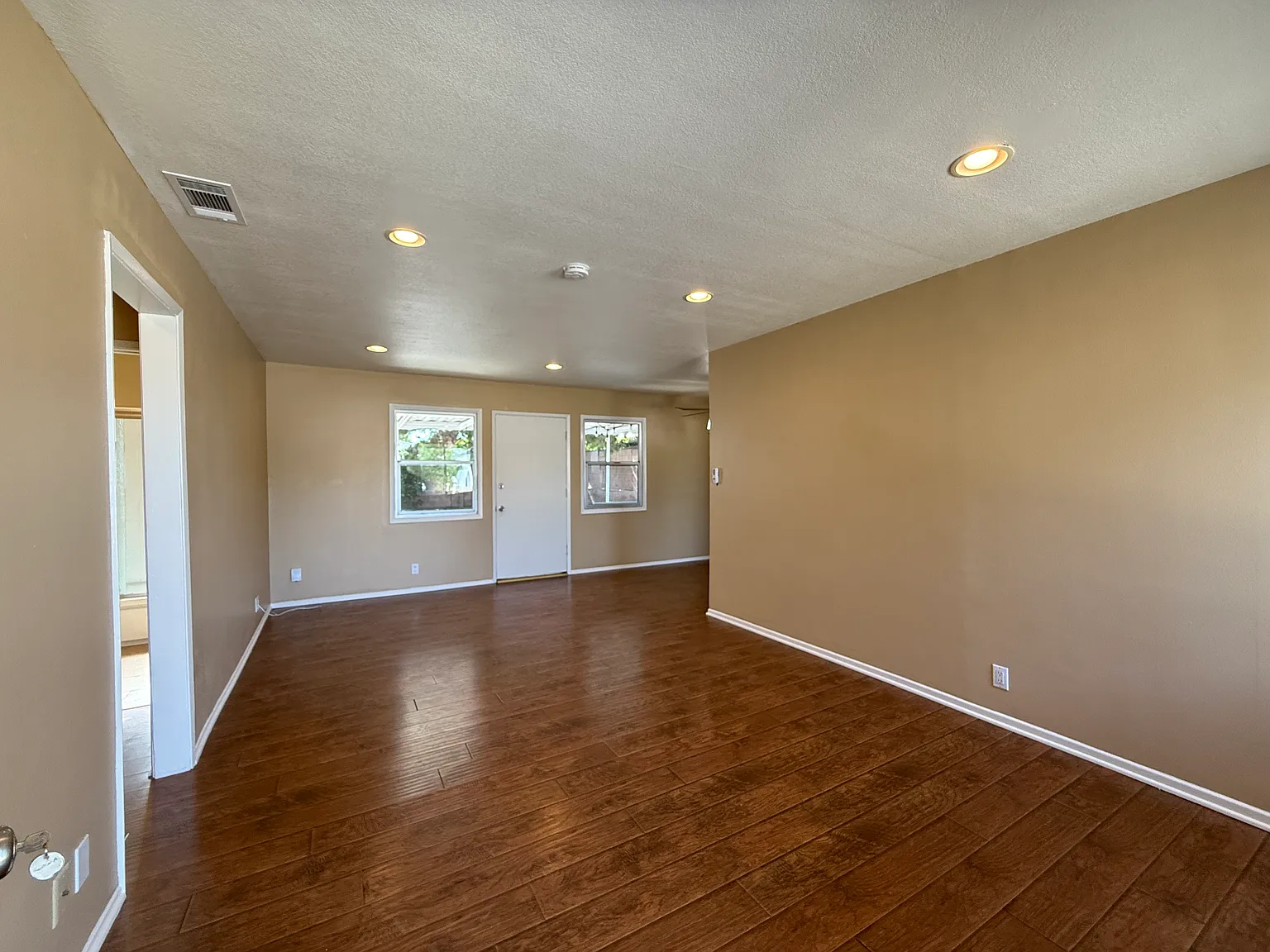 3 bed, 1008 sqft, $3,695 — Photo 3