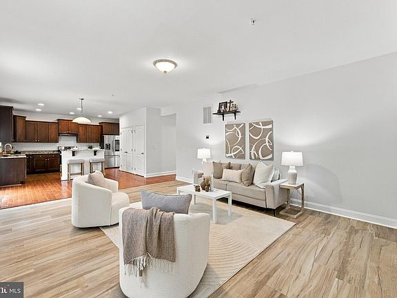 4th image of 100 Finch Dr
