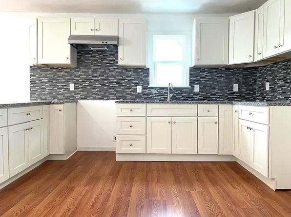 7 Blossom St APT 1, Worcester, MA 01609