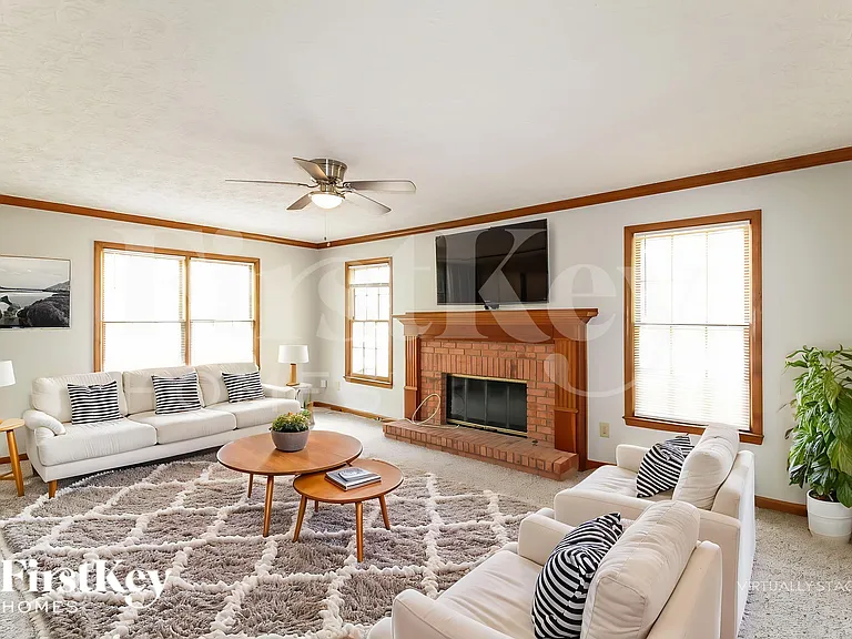 1845 Rockside Ln — Photo 5