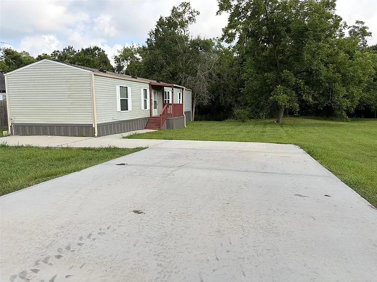 215 Live Oak St — Photo 3