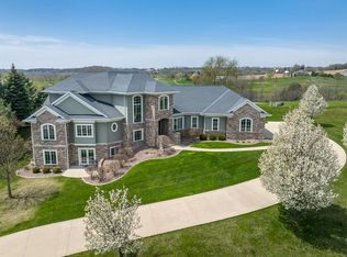 2155 Wedgewood Dr, Dubuque, IA 52002