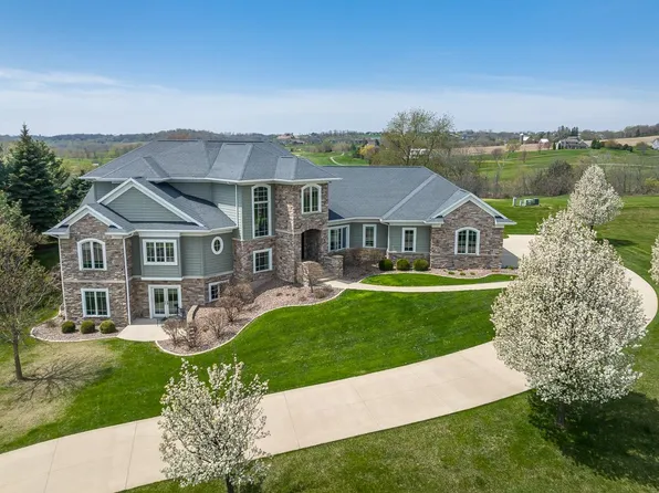 2155 Wedgewood Dr, Dubuque, IA 52002