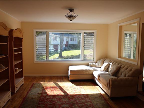 4th image of 2346 Hawthorne Dr