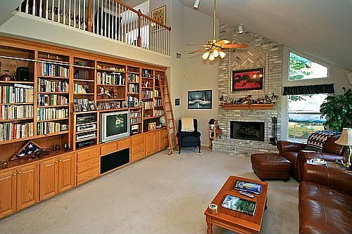 Family Room w/Library