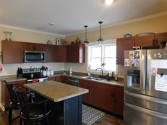 5th image of 637 E Adams St