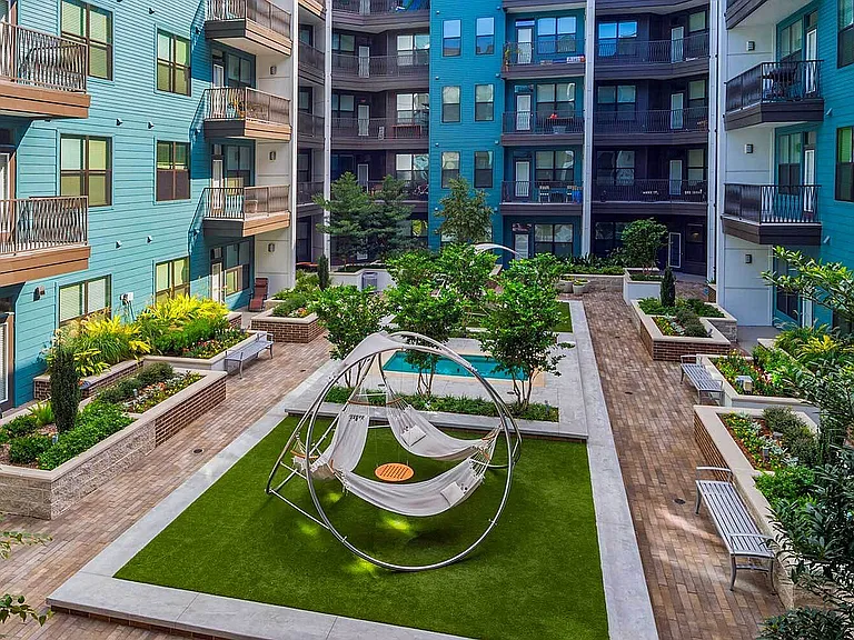 PearlWashington_ext_courtyard-1