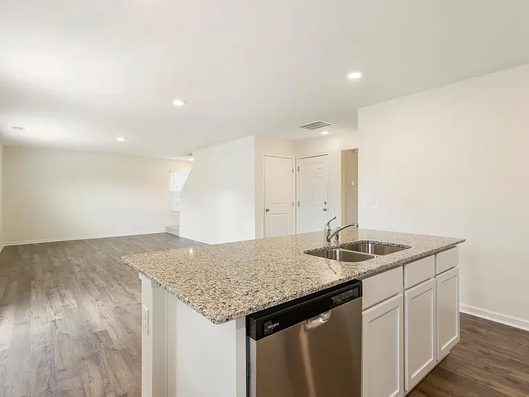 293 Quarter St — Photo 12