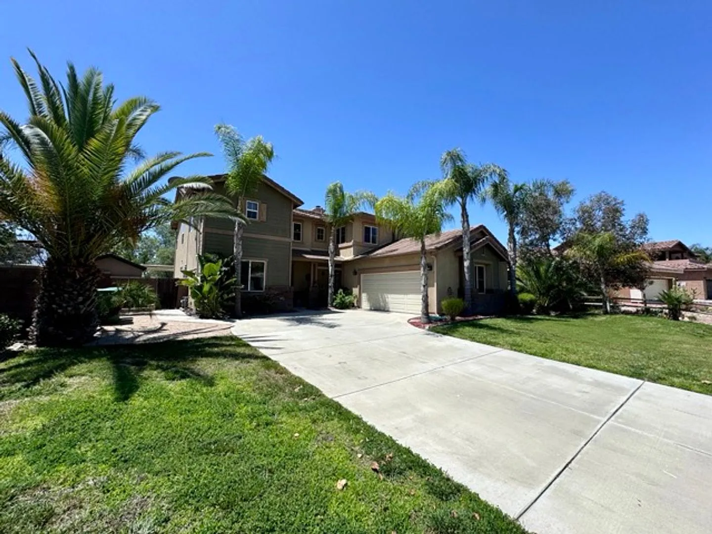 Large 5 Bedroom Home with Included SOLAR, Den & Loft — Photo 4