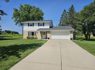 1535 Green Valley Rd, Grafton, WI 53024