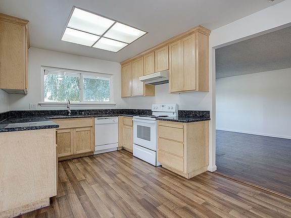 3rd image of 221 Hacienda Ln