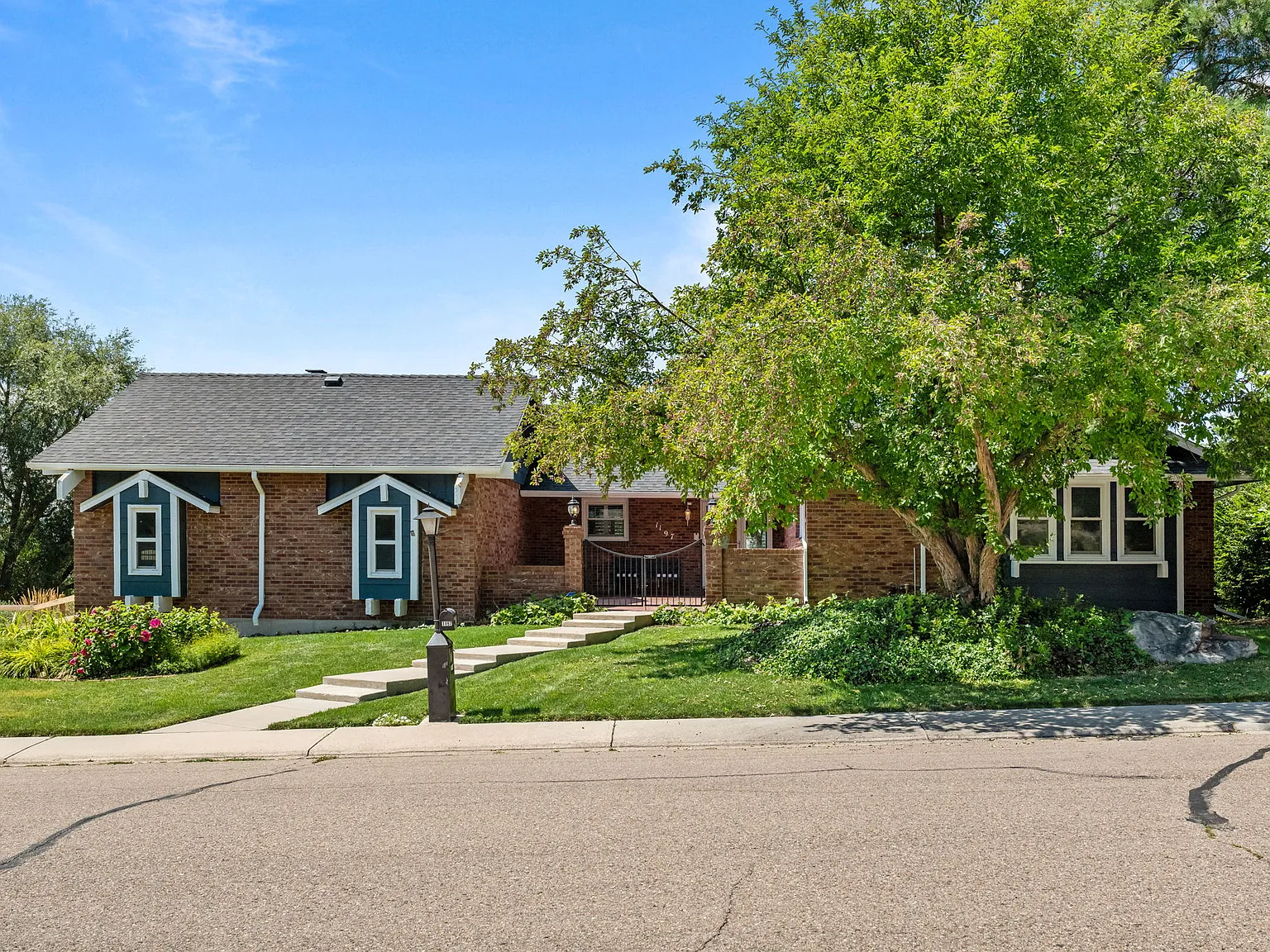 5 bed, 3.5 bath, 4260 sqft, $4,500 — Photo 2