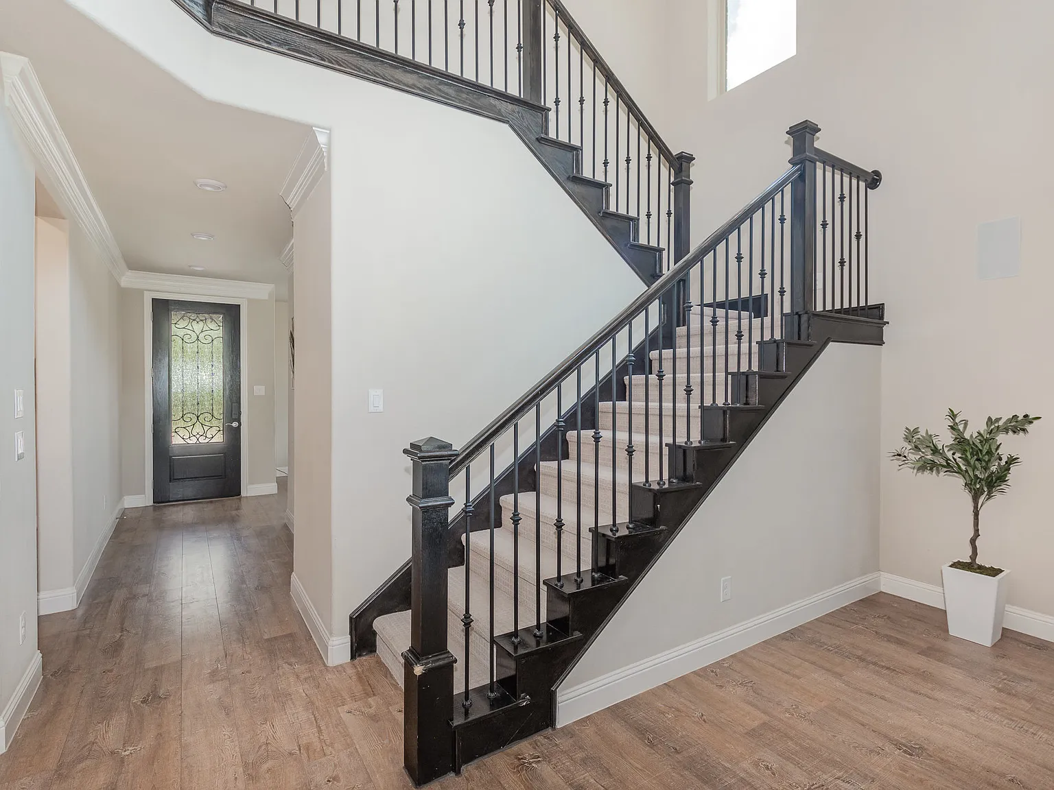 4 bed, 2.5 bath, 2644 sqft, $8,500 — Photo 2