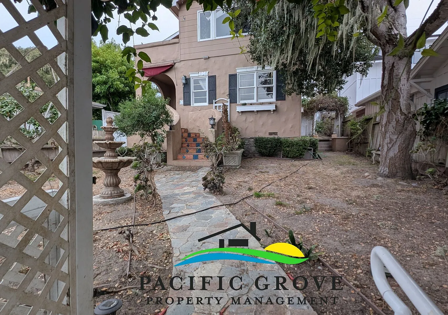Family Living with Coastal Views — Photo 1