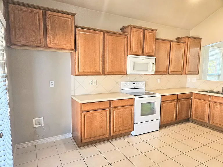 2341 Clairborne Dr — Photo 6