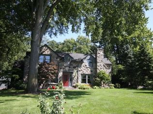 44 Lakeview Dr SE, Grand Rapids, MI 49506