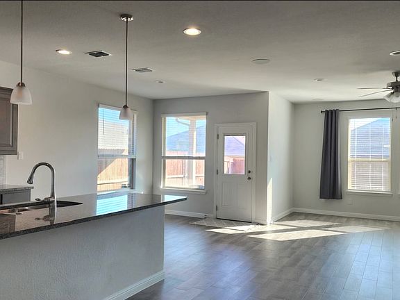 4th image of 1028 Blackhorse Trl