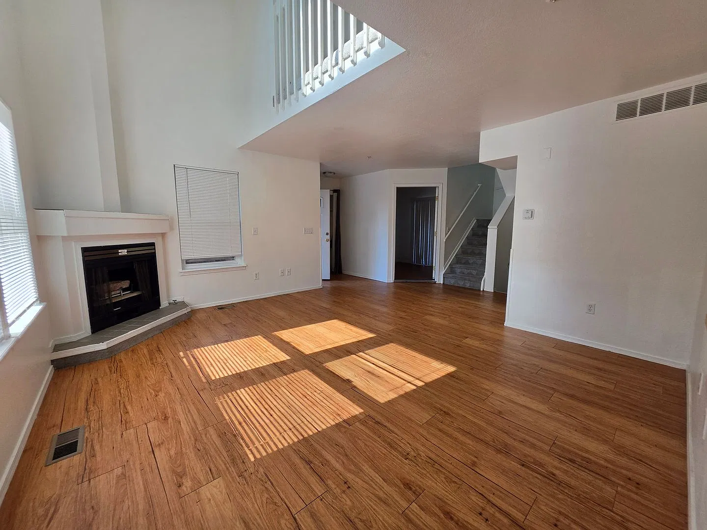 5 Bed On The Hill! — Photo 3