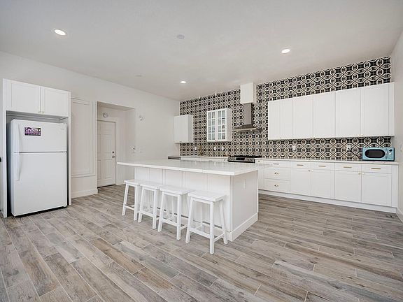 4th image of 8473 Kingsland Ct