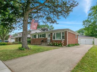 1402 S Robert Dr, Mount Prospect, IL 60056