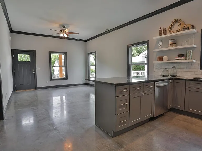 2411 Vine St — Photo 9