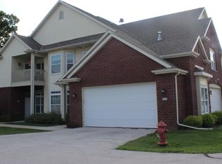 586 Grandview Ct, Pewaukee, WI 53072