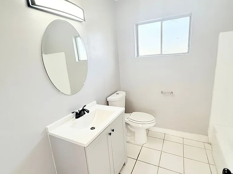 Cazador Court Apartments — Photo 14