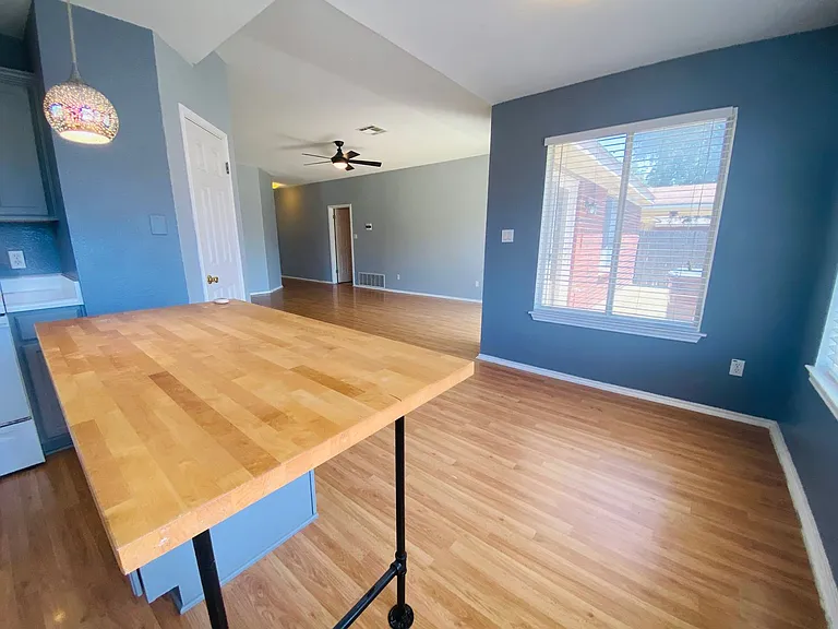 2501 Willow Way — Photo 6