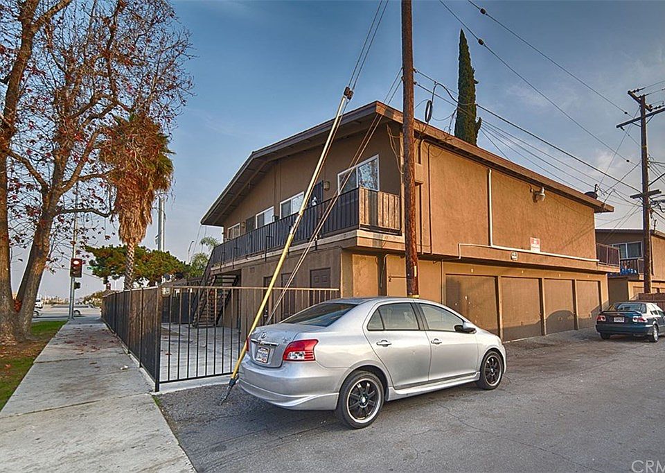 1st image of 923 N Vineyard Ave