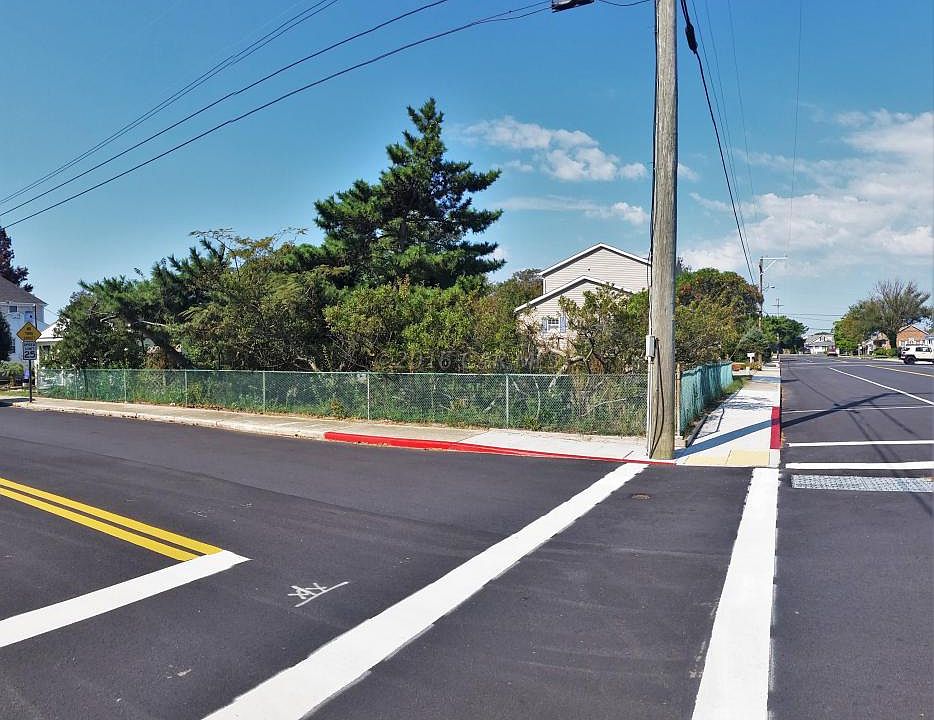 2nd image of W Biscayne Dr