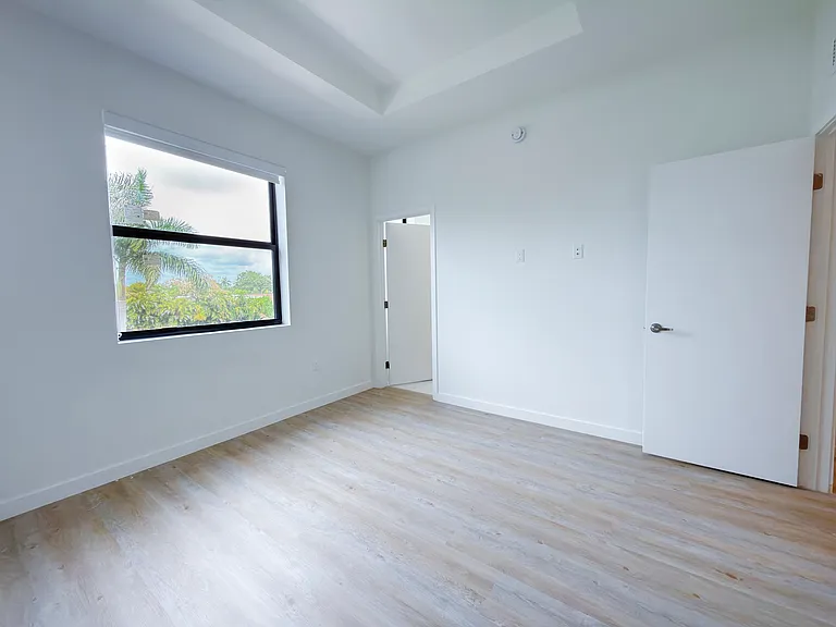 142 NW 10th Pl — Photo 16