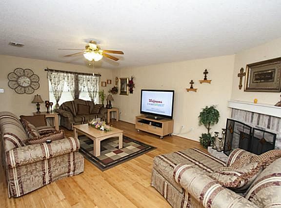 3rd image of 2409 Red Oak Dr
