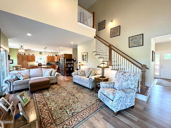 3rd image of 706 Fairgarden Cir